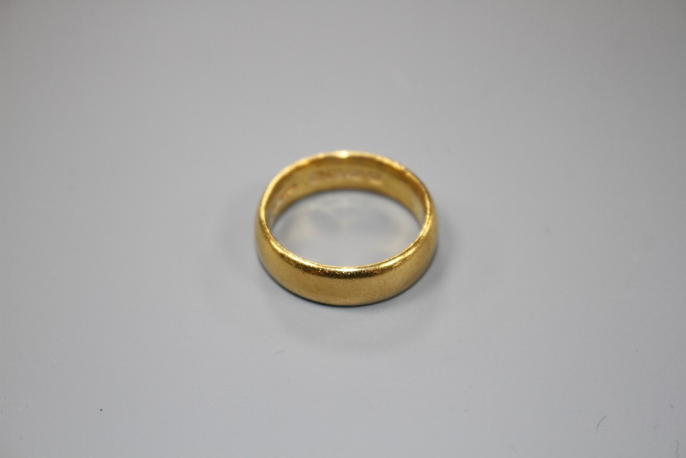 A George V 22ct gold wedding band, size N, weight 8.9 grams.